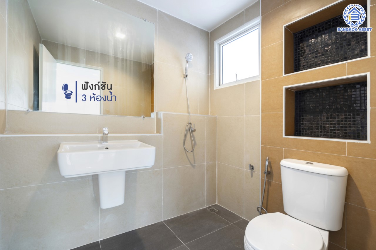 บ้านมือสองตกแต่งใหม่ แบรนด์ LH หลังมุม ม.มัณฑนา ติดถนนราชพฤกษ์  เนื้อที่ 67.6 ตร.ว. มีพื้นที่สนามหญ้าด้านข้างกว้างกว่า 100 ตร.ม. ฟังก์ชัน 3 ห้องนอน 3 ห้องน้ำ จอดรถได้ 2 คัน Facilities ตอบโจทย์ทุกกิจกรรม! บนทำเลใกล้วงเวียนพระราม5 เซ็นทรัลเวสต์เกต และรถไฟฟ้า "สถานีบางรักน้อยท่าอิฐ"